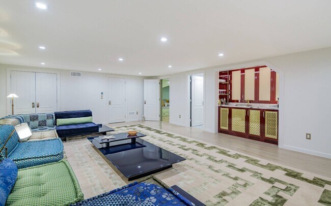 Building Photo - 331 Meadows W
