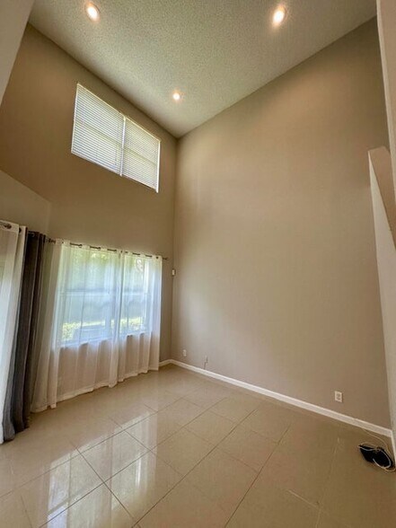 Building Photo - 20971 Via Azalea