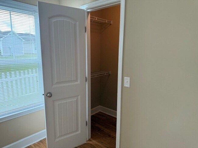 Building Photo - Home is located in Avendale-Rocky Point ad...