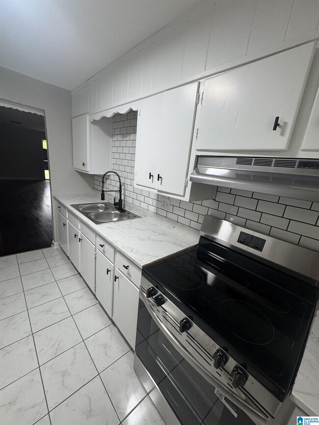 Building Photo - 1208 Oakwood St