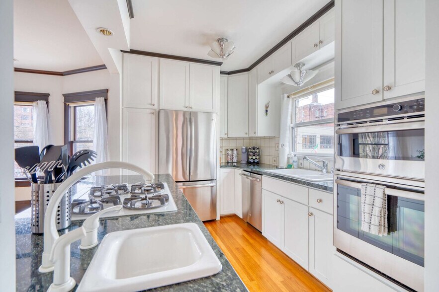 Building Photo - 2104 NW Everett St