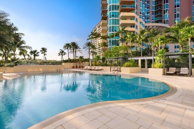 Building Photo - 300 South Pointe Dr