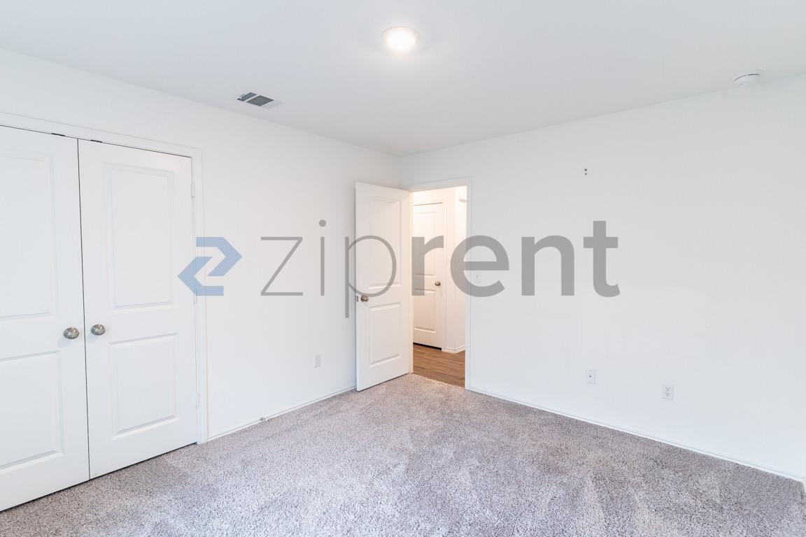 Building Photo - 206 Silver Glen Dr