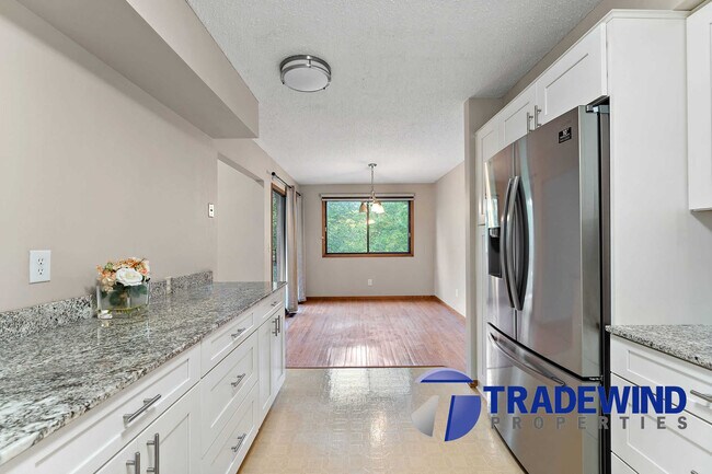 Building Photo - 560 Donegal Cir