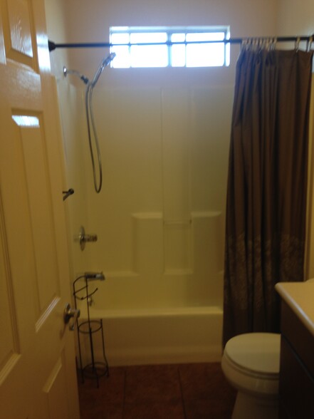 Bathroom 2 - 623 Brittania St