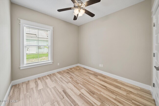 Building Photo - 305 Evergreen St