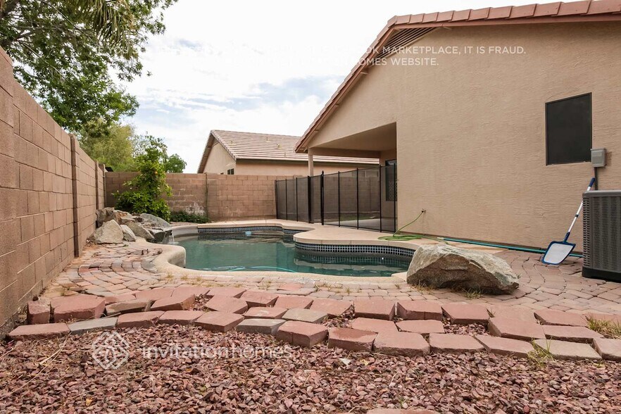 Building Photo - 2304 E Pinto Dr