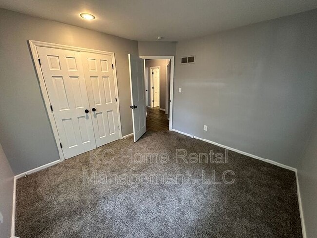 Building Photo - 209 NW Highland Ln