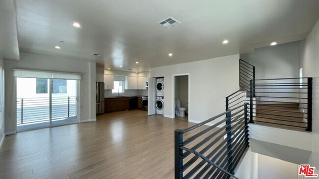 Building Photo - 5230 Satsuma Ave