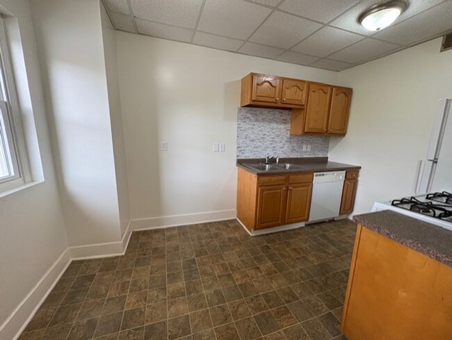 Building Photo - Updated 1BR Apartment Near Downtown Akron with Brand-New Bathroom