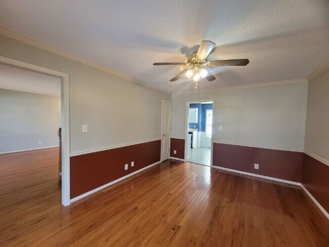Building Photo - Charming 3-Bedroom Home with Spacious Livi...