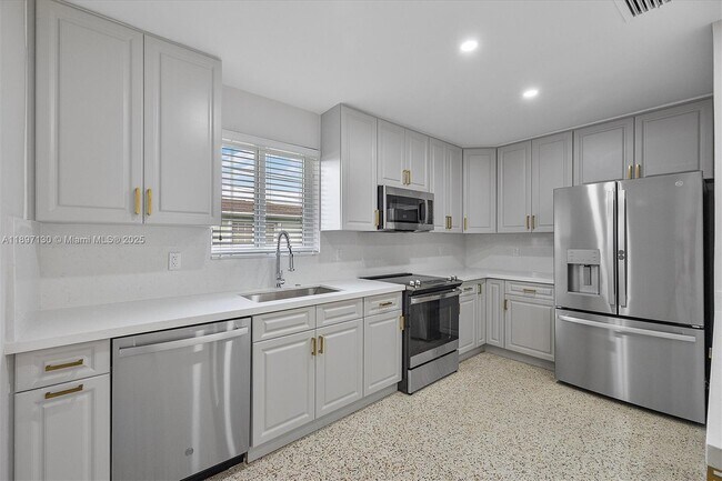 Building Photo - 3820 SW 92nd Ave