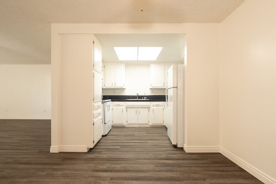 Building Photo - 1145 Meadow Lake Dr