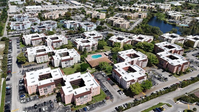 Building Photo - 2861 Somerset Dr