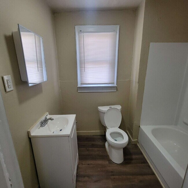 Building Photo - Near Eastside 4BR House ready to RENT!