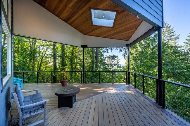 Building Photo - Sleek, spacious 3-bdrm/2.5-bath contemporary in SW Hills. Office, wine cellar, views, near Washin...