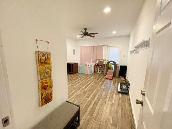 Building Photo - NEWER 4 bedroom house