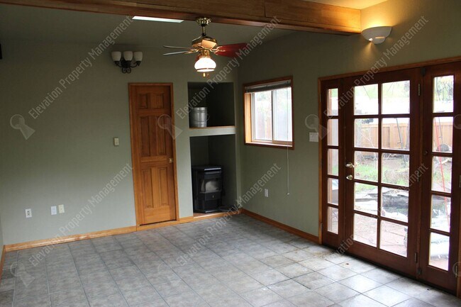 Building Photo - Historic Midtown Bend Gem with Detached St...