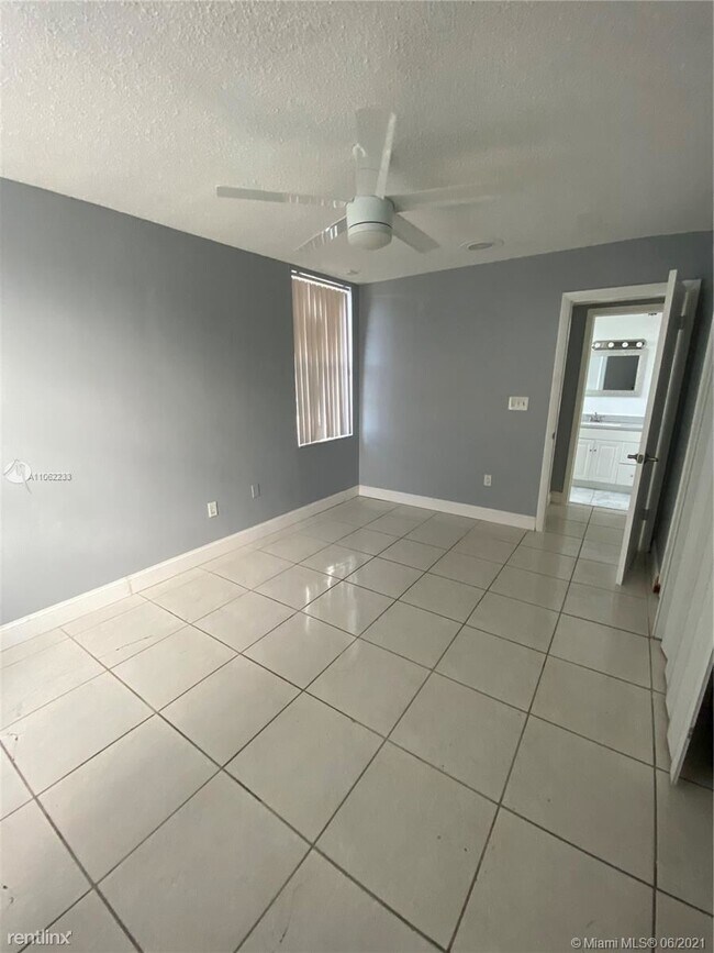 Building Photo - 2 br, 2 bath Condo - 1551 NE Miami Gardens Dr