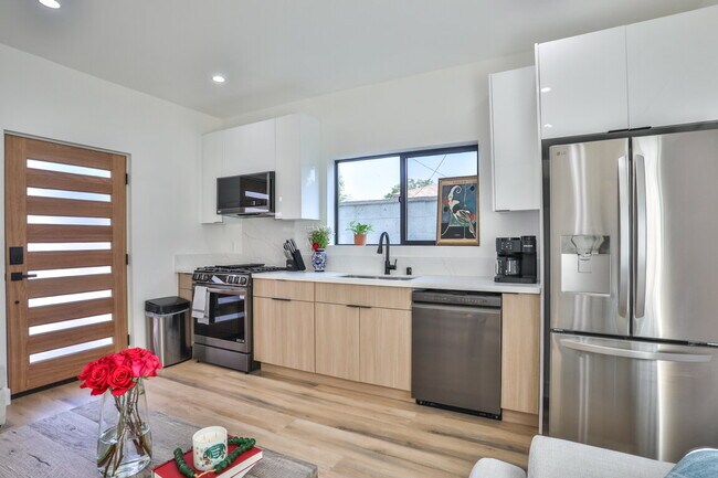 Building Photo - OPEH HOUSE SAT 05/02/26 10 am - 3 pm   Beautiful, Fully Furnished 2BR w/ washer / dryer appliances