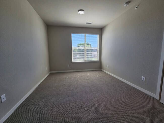 Building Photo - Gorgeous and Bright 2 Bed 2 Bath Large 3rd...