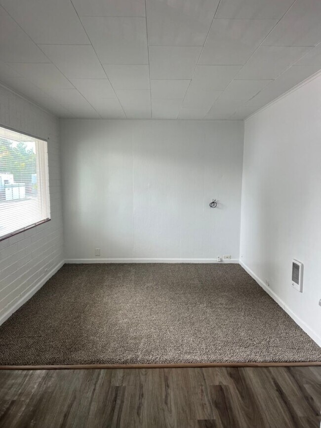 Building Photo - Cozy 1 Bedroom Apartment Available Now!