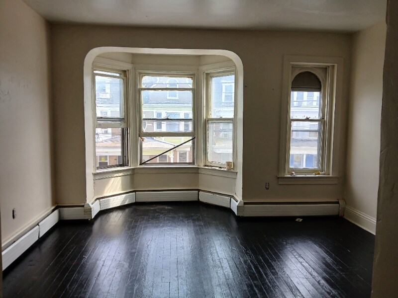 Building Photo - 615 W King St