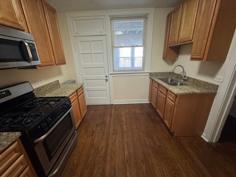 Building Photo - 2510 N LeClaire Ave