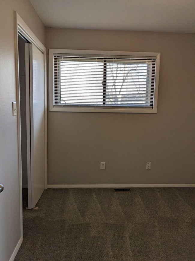 Building Photo - Spacious 3 bd 1.5 bth Raised Ranch Duplex
