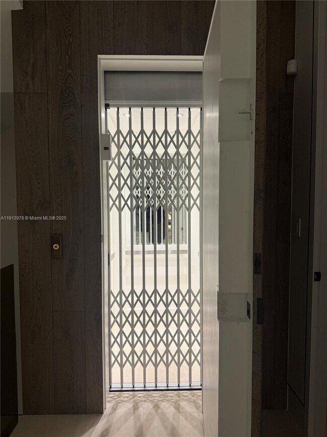 Building Photo - 3554 W Glencoe St