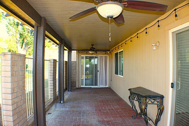 Building Photo - Stunning 3 bed, 2 bath Townhome for Rent.