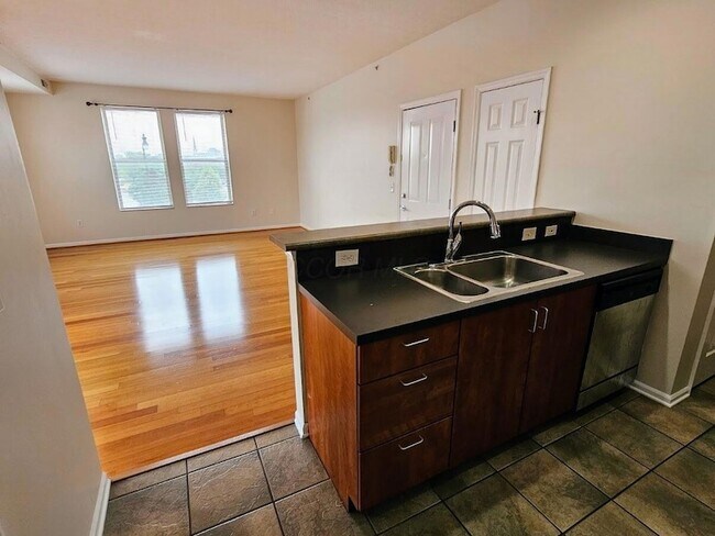 Building Photo - 120 E Mound St