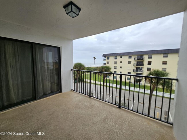 Building Photo - Coastal Paradise Awaits: Elegant 2-Bed, 2-...