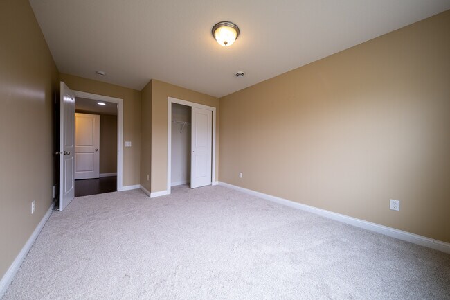 Building Photo - 5075 Jewel Ln N
