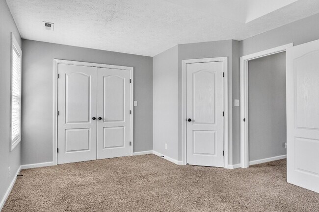 Building Photo - 3 bedroom home with fenced in backyard clo...