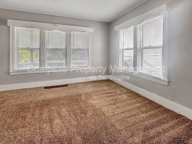 Building Photo - 705 Knapp St NE