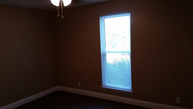 Building Photo - 409 Rachels Ct W