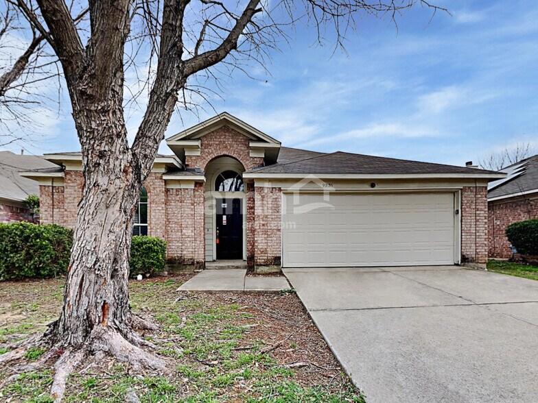 Primary Photo - 933 Paddington Dr E