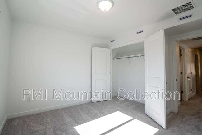Building Photo - 2484 Wildwood Ln