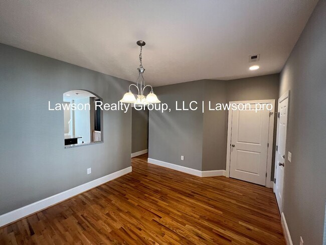 Building Photo - Luxurious Colonial Green Townhome