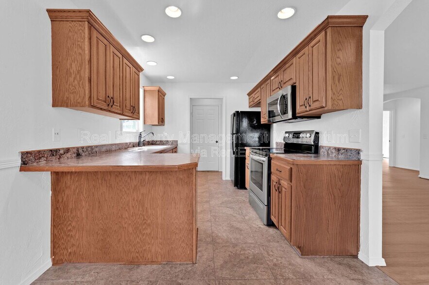 Building Photo - 882 S Hickory Ln