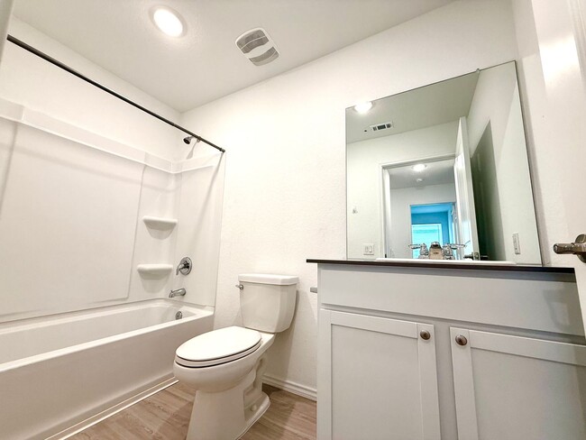 Building Photo - AVAILABLE NOW! 4 Bedroom / 2 Bath Home In ...