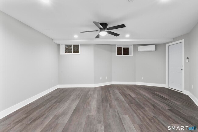 Building Photo - 548 Ferry St