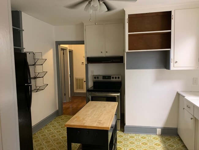 Building Photo - 3BR Normaltown Charmer