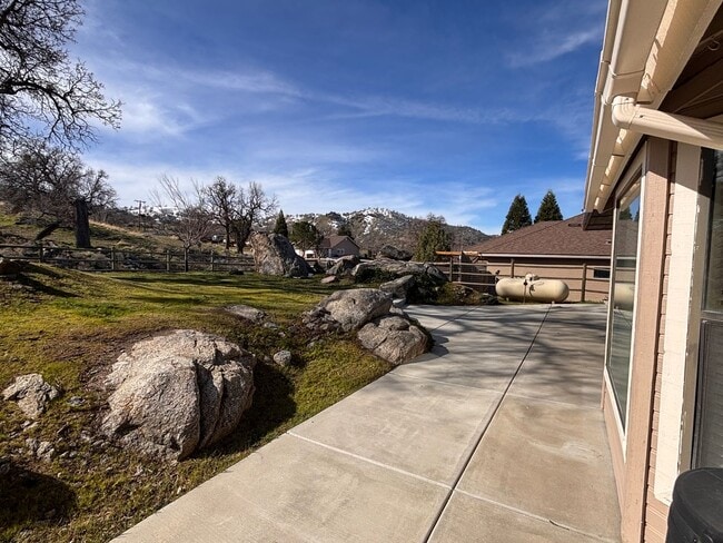 Building Photo - Beautiful Stallion Springs Home With A View!