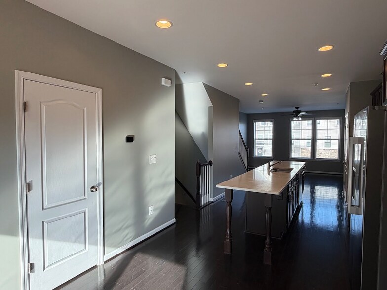 Building Photo - 629 Quarterpath Way