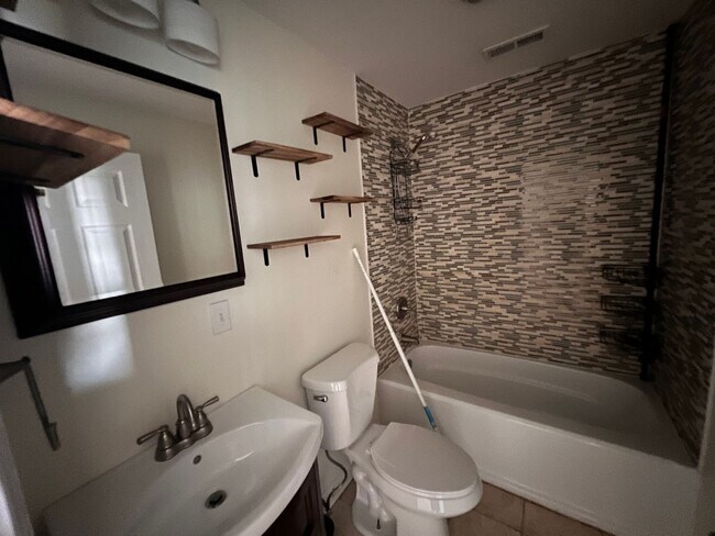 Building Photo - Pittsburgh - 3 Bedroom 1.5 Bathroom