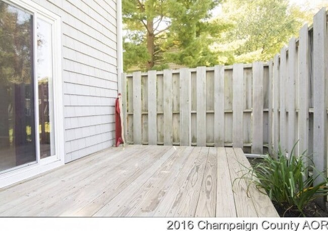 Building Photo - 2bed/1.5bath Condo near Robeson Elementary