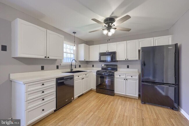 Building Photo - 604 Rockwood Dr