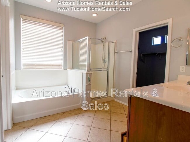 Building Photo - 732 West Camino Tunera